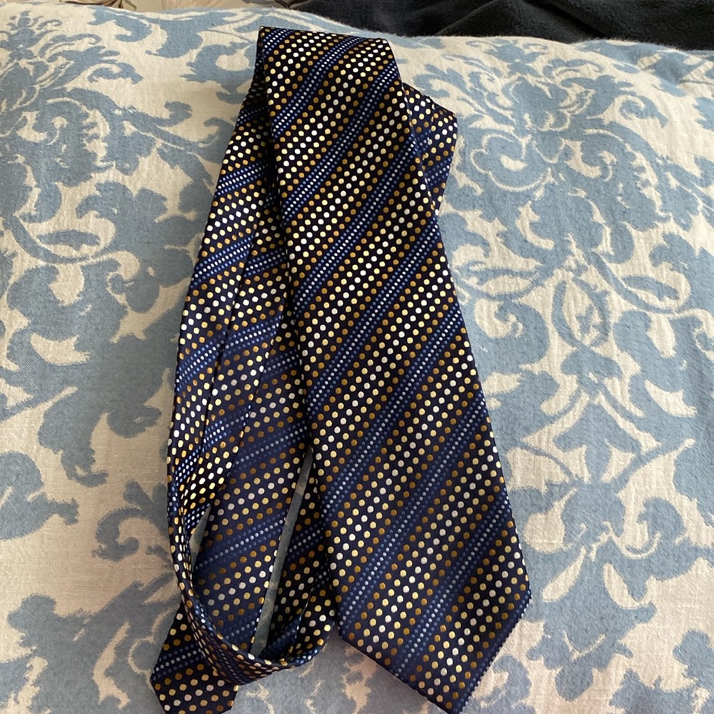 100% silk 
Geoffrey Beene Tie